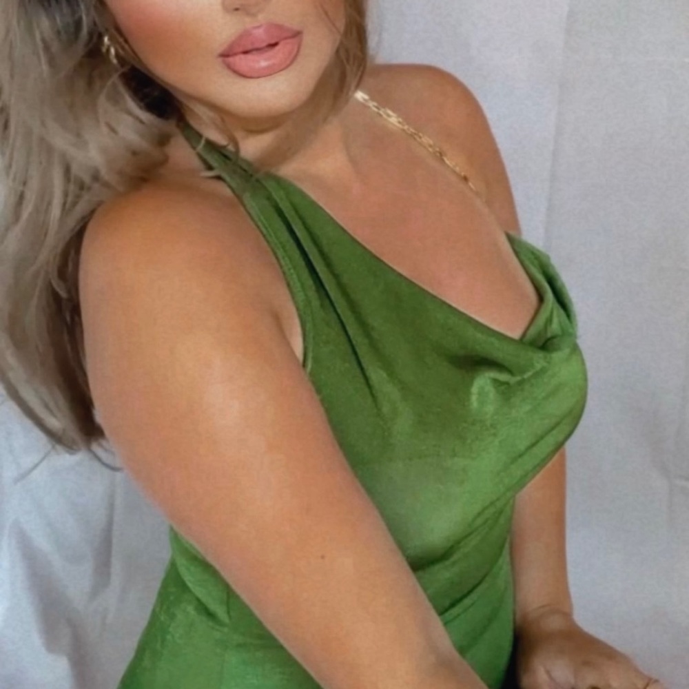 Aesthetic green mini dress with gold chains. - Picture 3 of 6